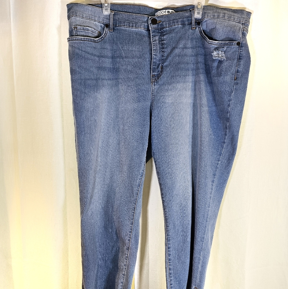 Code Bleu 22W Capri Jeans